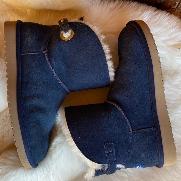 Koolaburra Black Ankle Boots with Cream Fur Lining - Picture 2 of 5